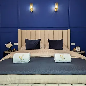 Bella Luna Luxury - Chic In Historic Square Apartment